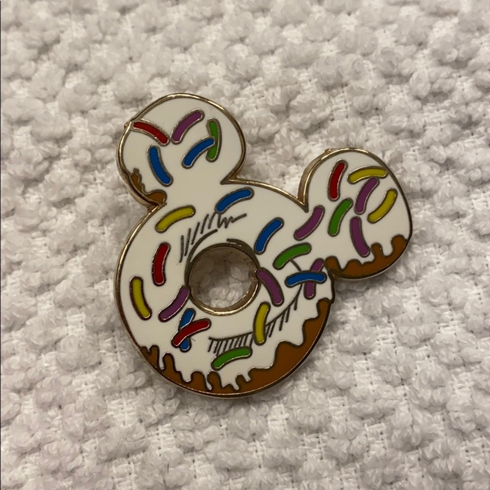 Donut Mickey donut pin
